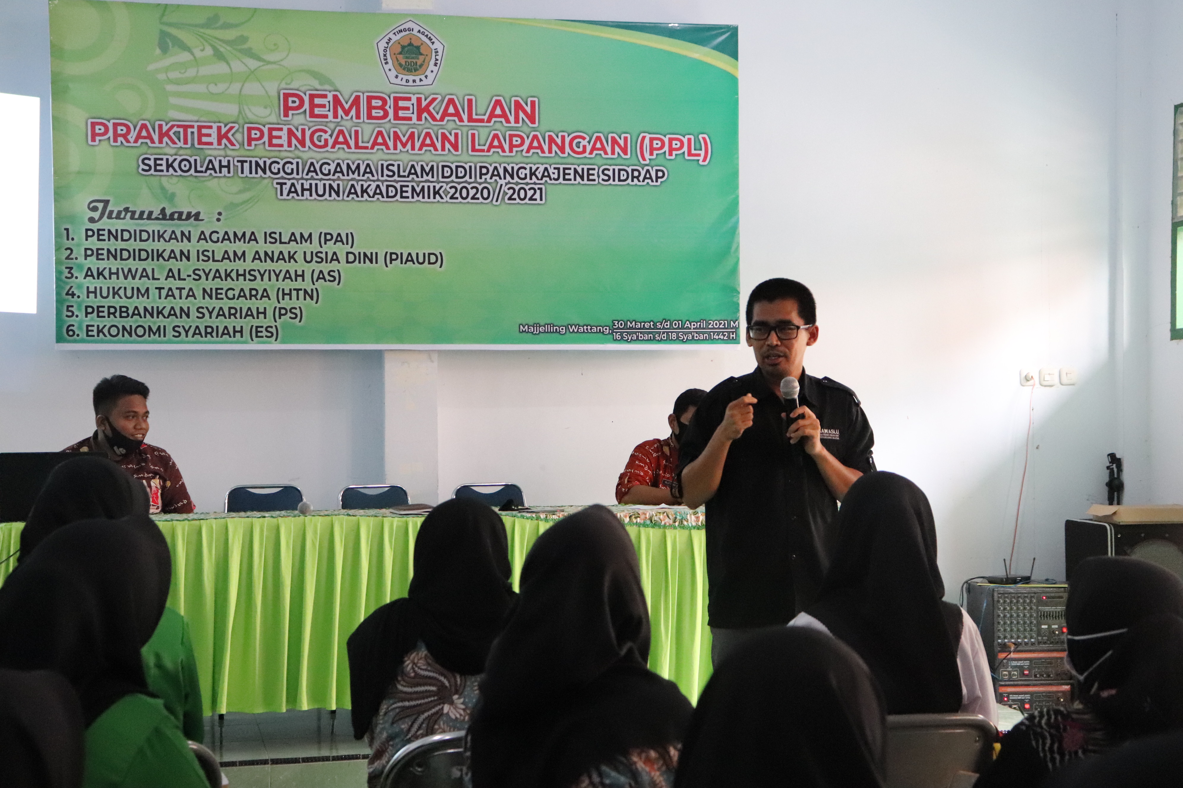 Andi Syaiful Memaparkan Pendidikan Politik Pada Kegiatan Pembekalan Praktek Pengalaman Lapangan (PPL) Mahasiswa STAI DDI SIDRAP.