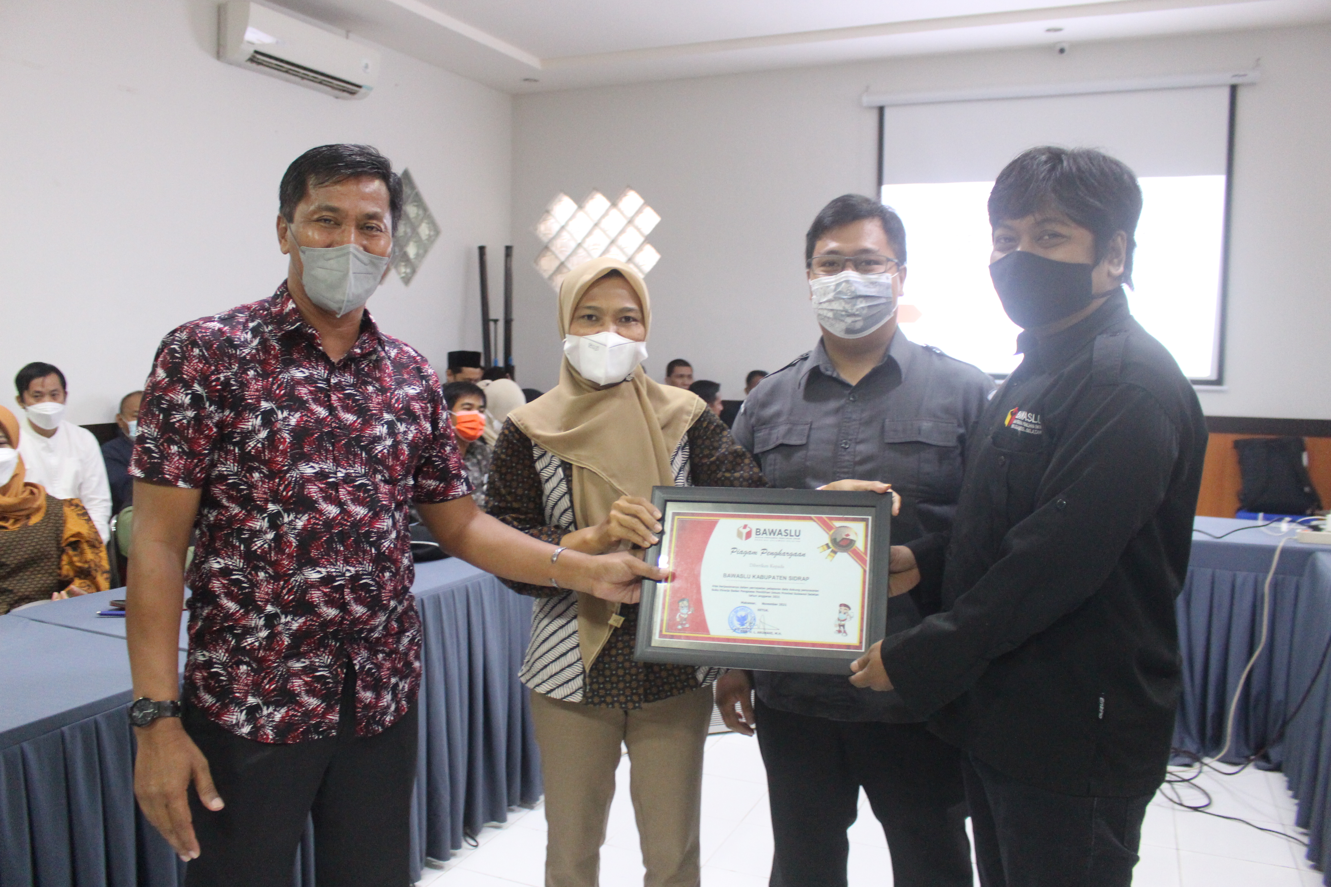 Bawaslu Sidrap kembali terima penghargaan dari Bawaslu Provinsi Sulawesi Selatan