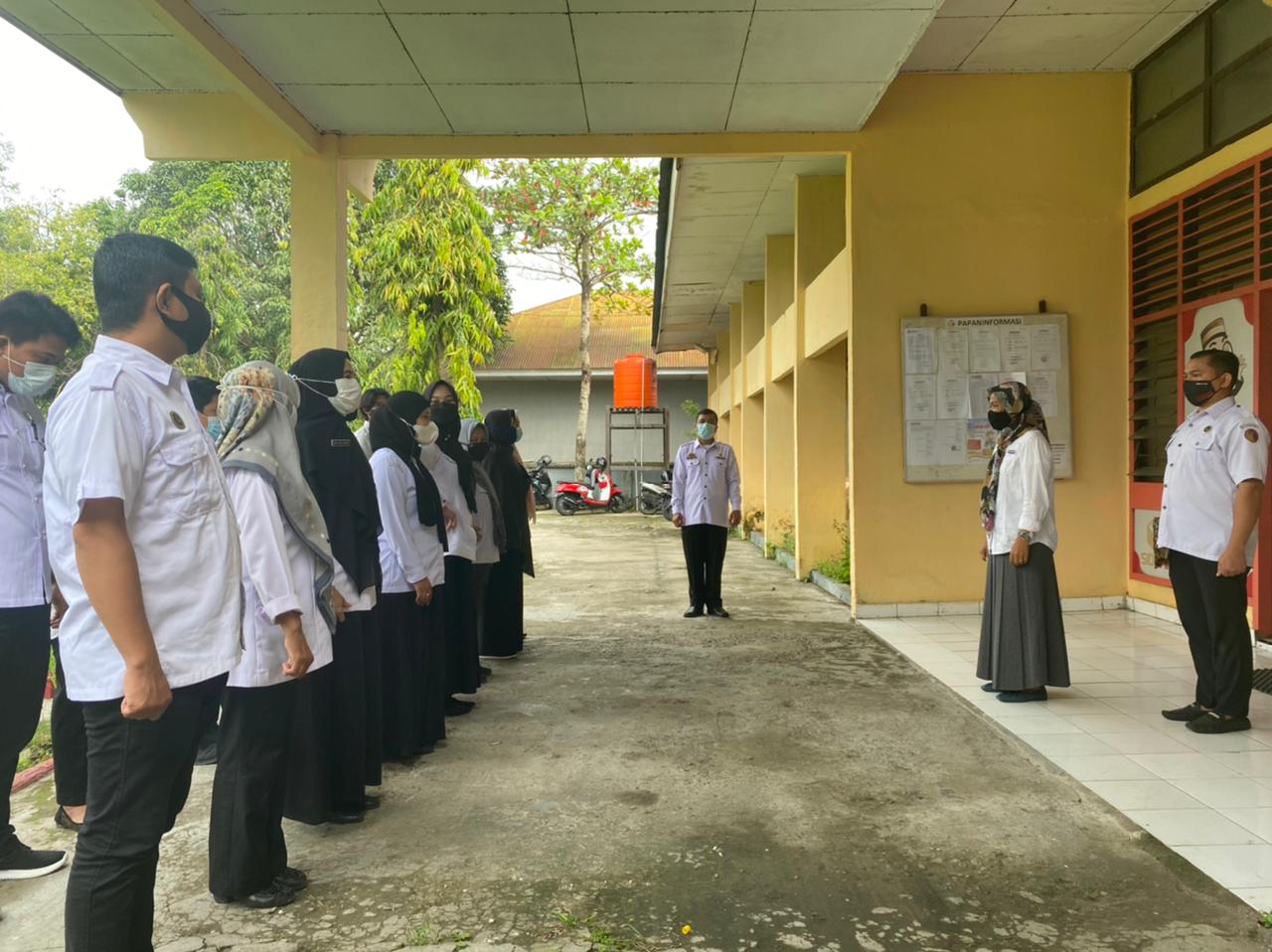 Pembacaan Pancasila dalam pelaksanaan Apel Pagi oleh seluruh Pegawai Bawaslu Kabupaten Sidenreng Rappang