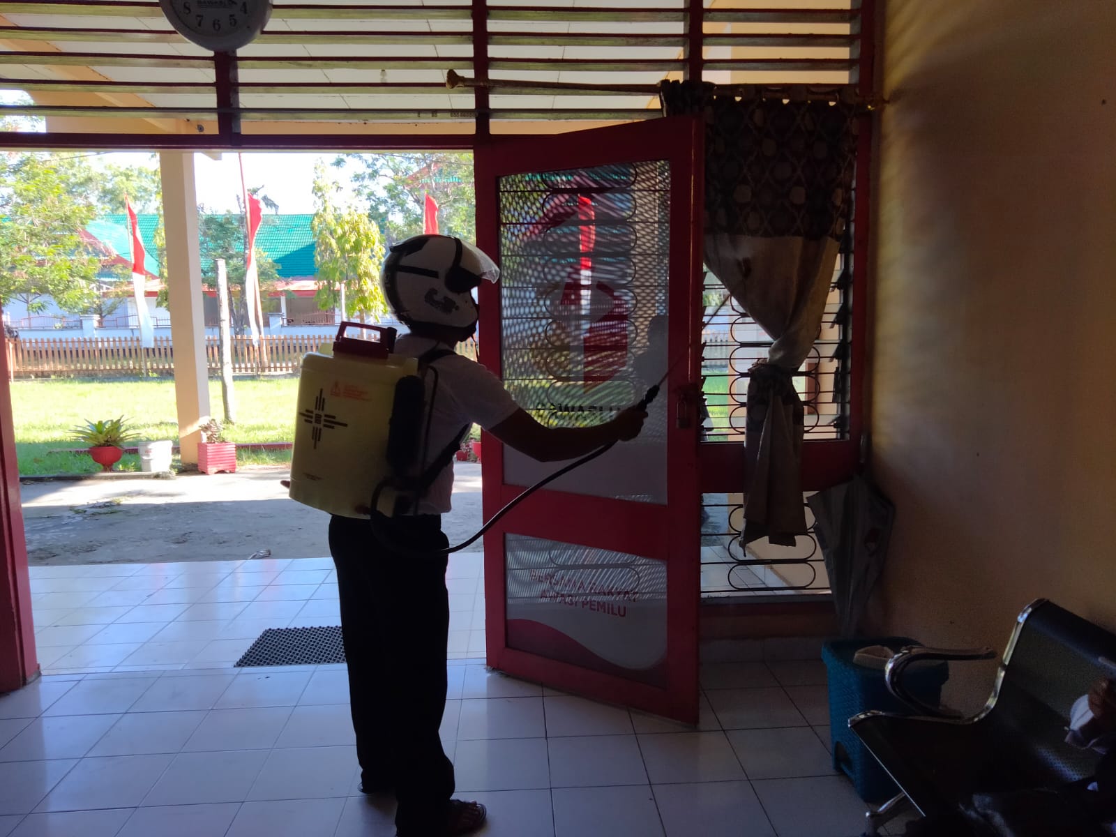 Antisipasi Penyebaran Covid-19, Bawaslu Sidrap lakukan penyemprotan Disinfektan