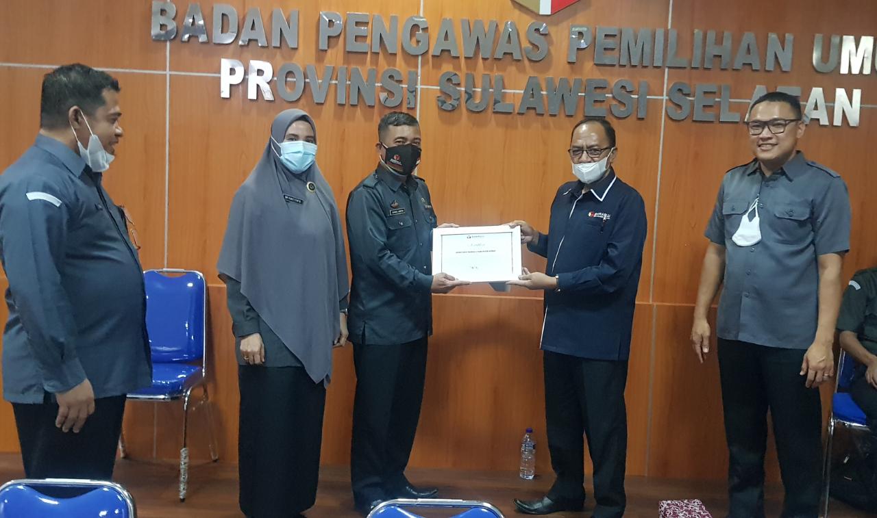 Bawaslu Sidrap terima Penghargaan dari Bawaslu Provinsi Sulawesi Selatan