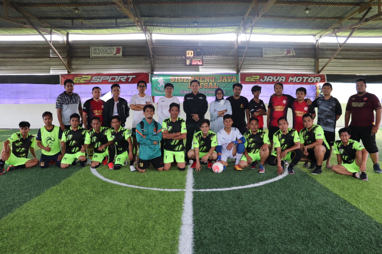 Bawaslu Sidrap laksanakan Friendly Match Football Bersama Kemenag Sidrap