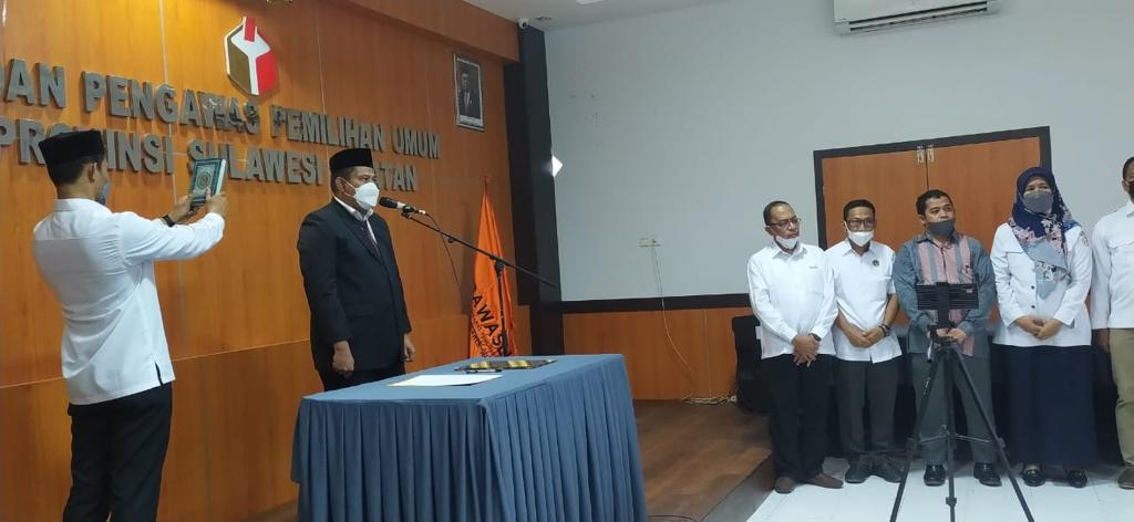 Dede Arwinsyah Dilantik Jadi Anggota Bawaslu Makassar