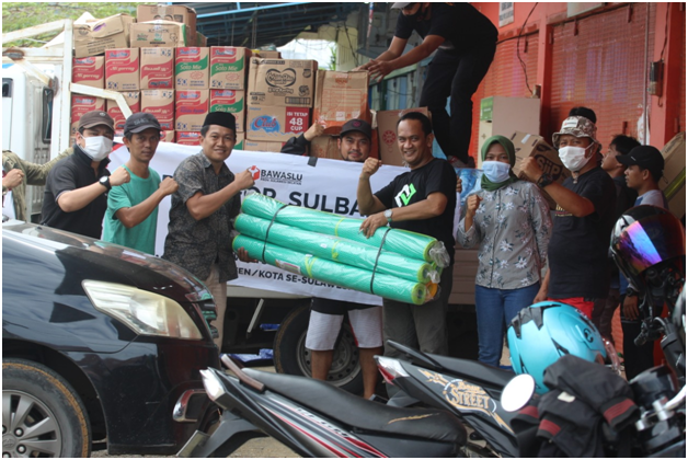 Ketua Bawaslu Sidrap bersama Tim Bawaslu Sulsel serahkn bantuan untuk korban bencana alam di Sulbar.