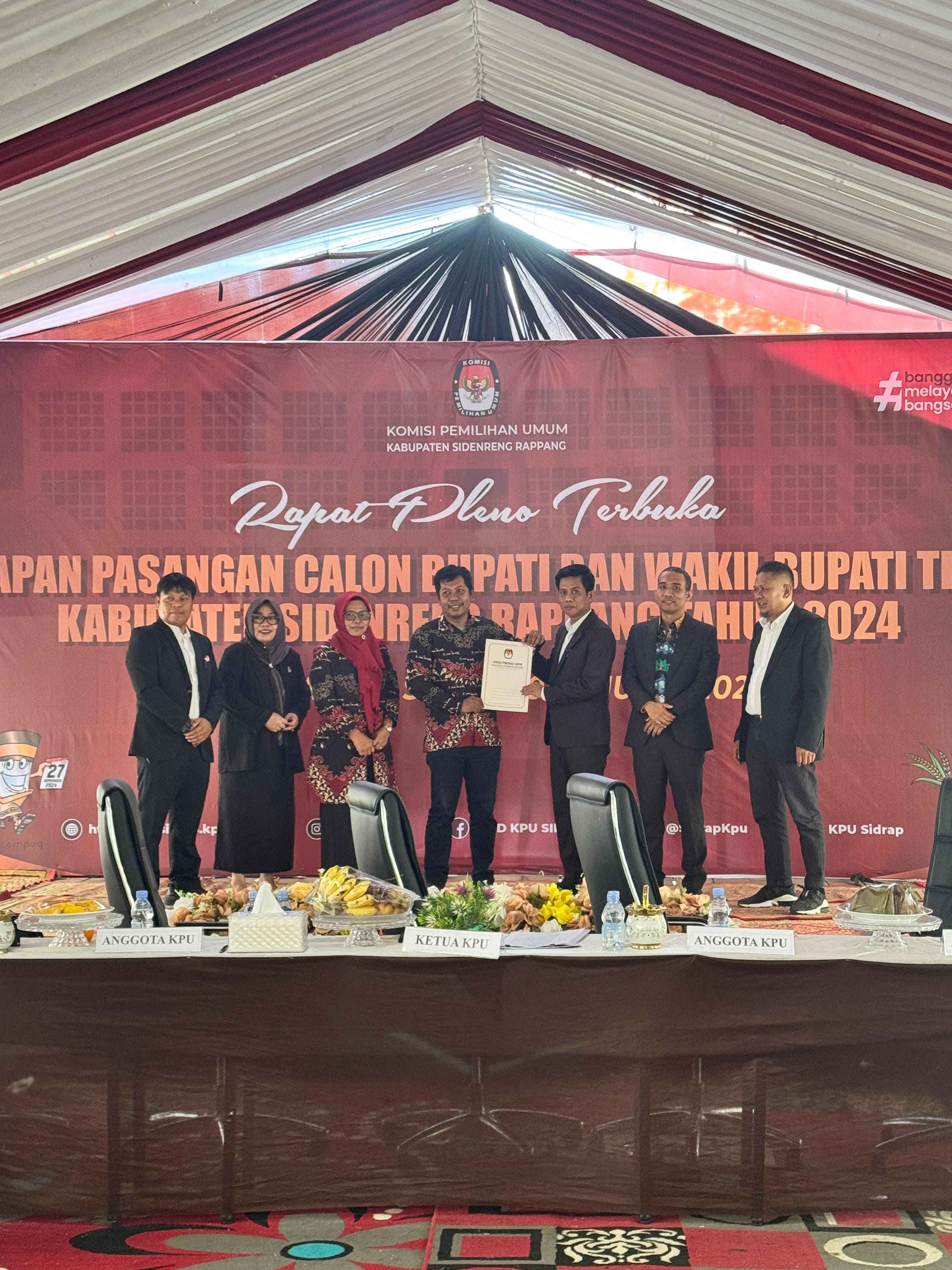Foto Penyerahan SK dan BA Penetapan 