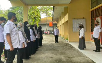 Pembacaan Pancasila dalam pelaksanaan Apel Pagi oleh seluruh Pegawai Bawaslu Kabupaten Sidenreng Rappang