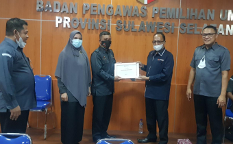 Bawaslu Sidrap terima Penghargaan dari Bawaslu Provinsi Sulawesi Selatan