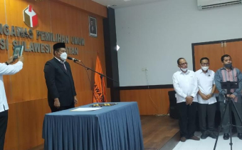 Dede Arwinsyah Dilantik Jadi Anggota Bawaslu Makassar