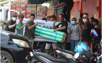 Ketua Bawaslu Sidrap bersama Tim Bawaslu Sulsel serahkn bantuan untuk korban bencana alam di Sulbar.
