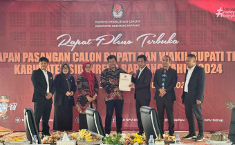 Foto Penyerahan SK dan BA Penetapan 